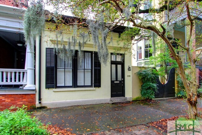 Foto del edificio - 108 E Harris St