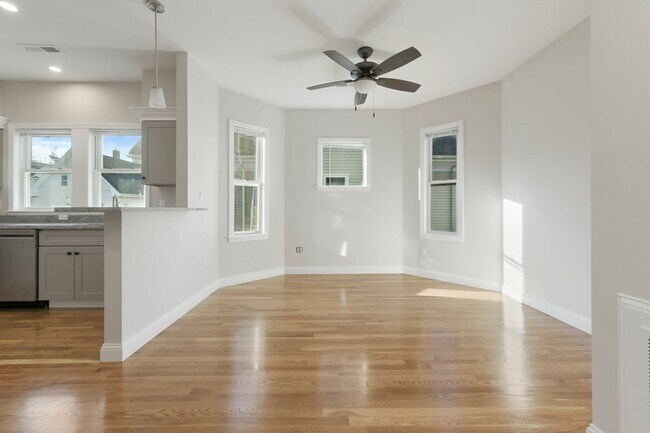 Foto del edificio - Renovated 4 bed 2 bath in Brighton!!!