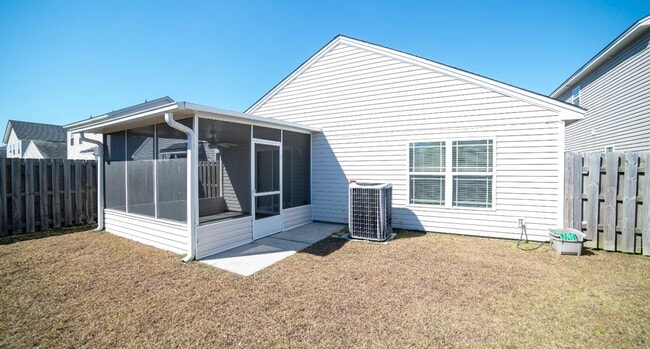 Building Photo - 3 bed 2 bath