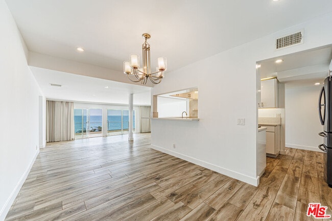 Foto del edificio - 18055 Coastline Dr