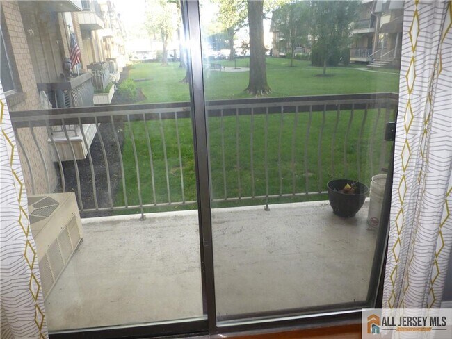 Foto del edificio - 1150 W St Georges Ave