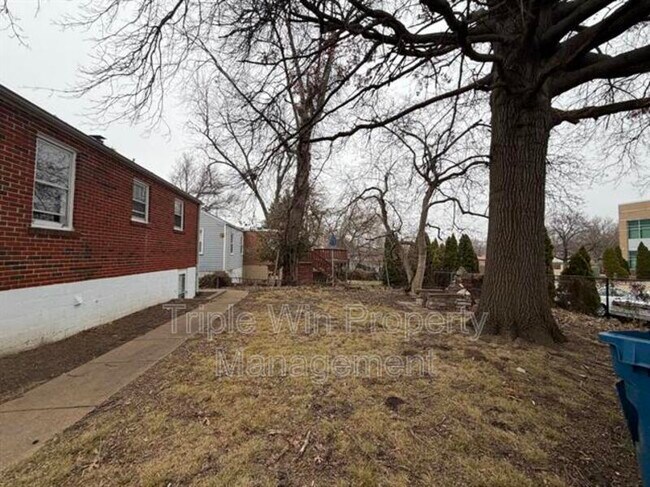 Foto del edificio - 6206 Evergreen Blvd