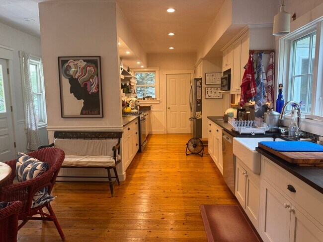 Foto del edificio - Short term- 4 Bedroom just two blocks from...