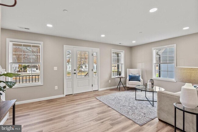 Foto del edificio - 22802 Lawrence Ave