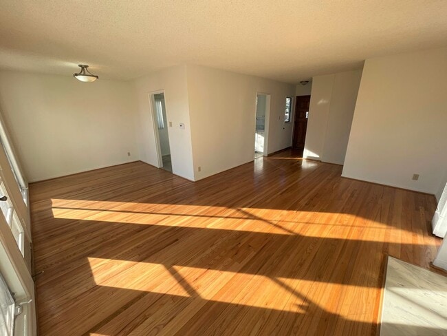 Foto del edificio - Central Ventura Home with Large Yard!