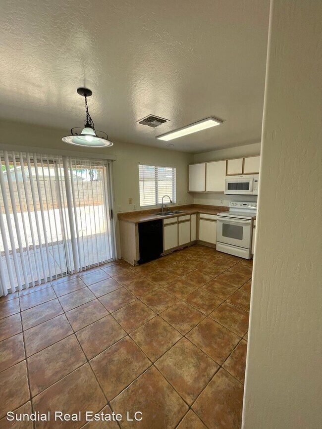 Foto del edificio - 3 br, 2 bath House - 12508 N. 121st Ave.