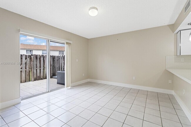 Building Photo - 9187 Fontainebleau Blvd