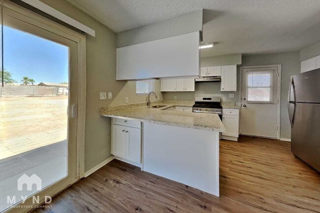 Building Photo - 10716 N Arapaho Dr