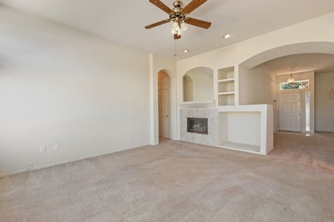 Building Photo - 3 Bedroom, 2 Bath home in Double Diamond Neighborhood