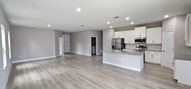Foto del edificio - Over 1900 Sqft of New Construction. 4 bedr...