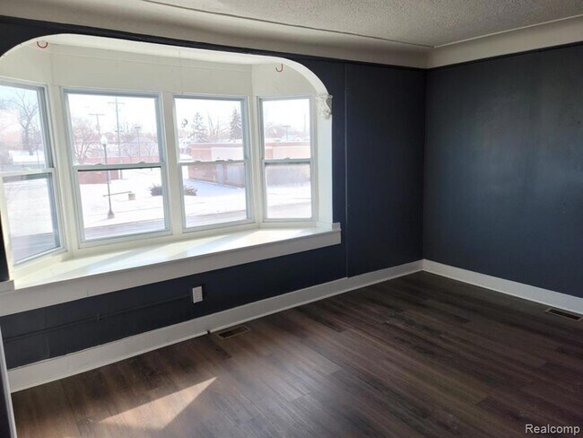 Foto del edificio - 22641 Van Dyke Ave