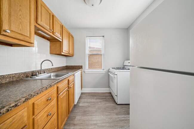 Building Photo - 545 Larose St