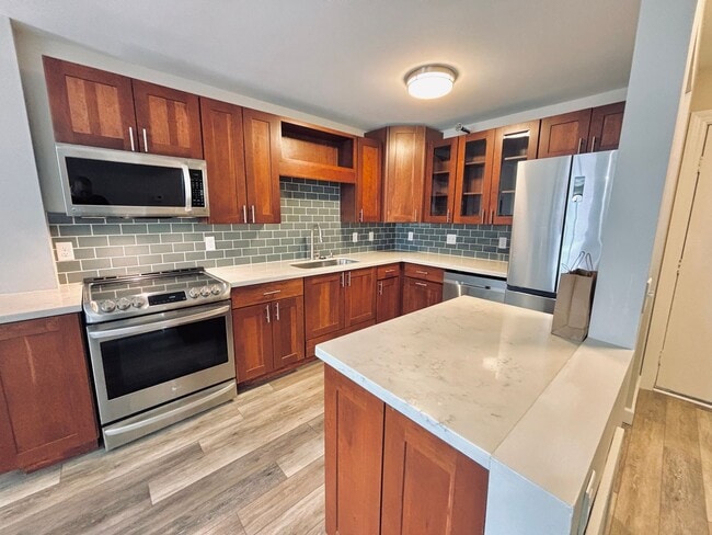 Foto del edificio - Beautiful 1 bed 1 bath executive condo! Heated parking, gym, sauna!