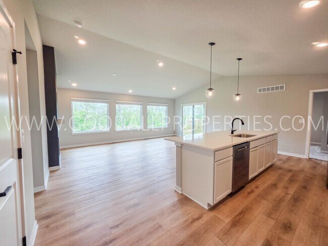Foto del edificio - Enjoy new construction living in a prime Norwalk location!