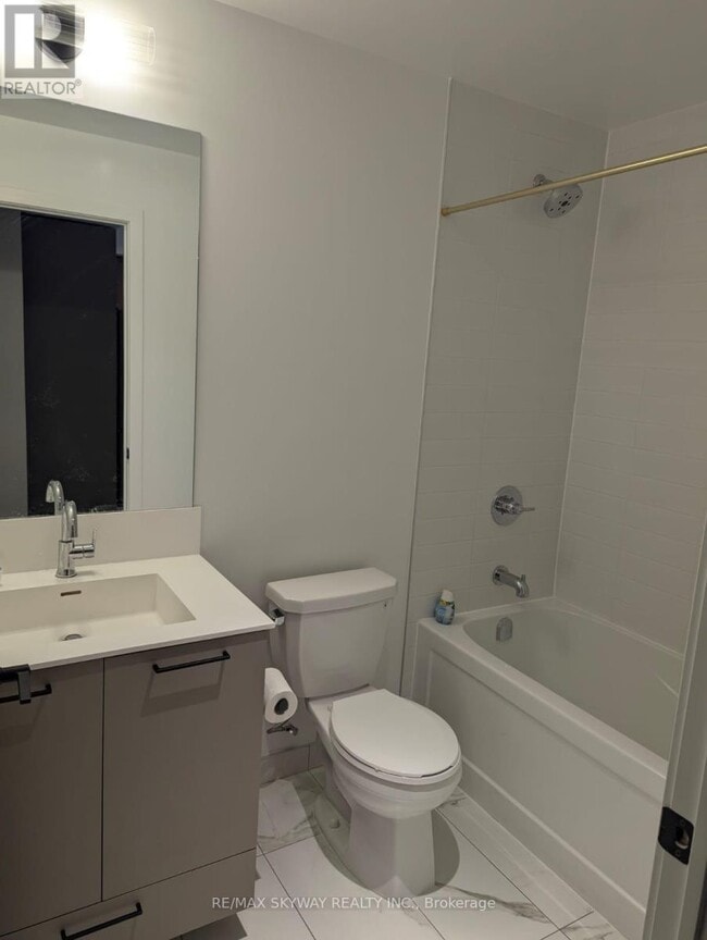 Photo du bâtiment - 10 Lagerfeld Dr