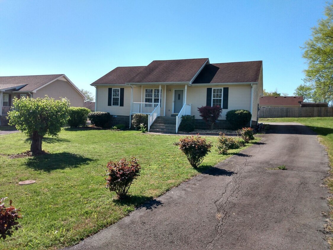Building Photo - Super Adorable Single Story home in great ...