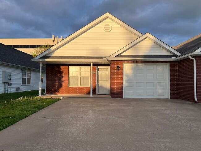 Foto del edificio - 3133 S Tyler Ave