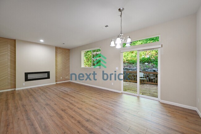 Foto del edificio - "Spacious 4-Bed Townhouse Retreat: 3.5 Baths & 2400 sq ft of Comfort in Auburn, WA!"