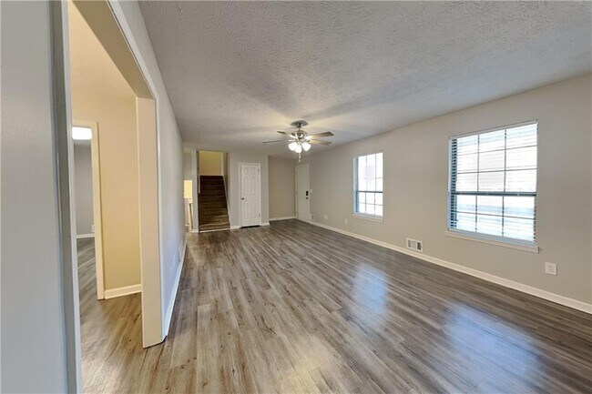 Foto del edificio - 4330 Treeline Way