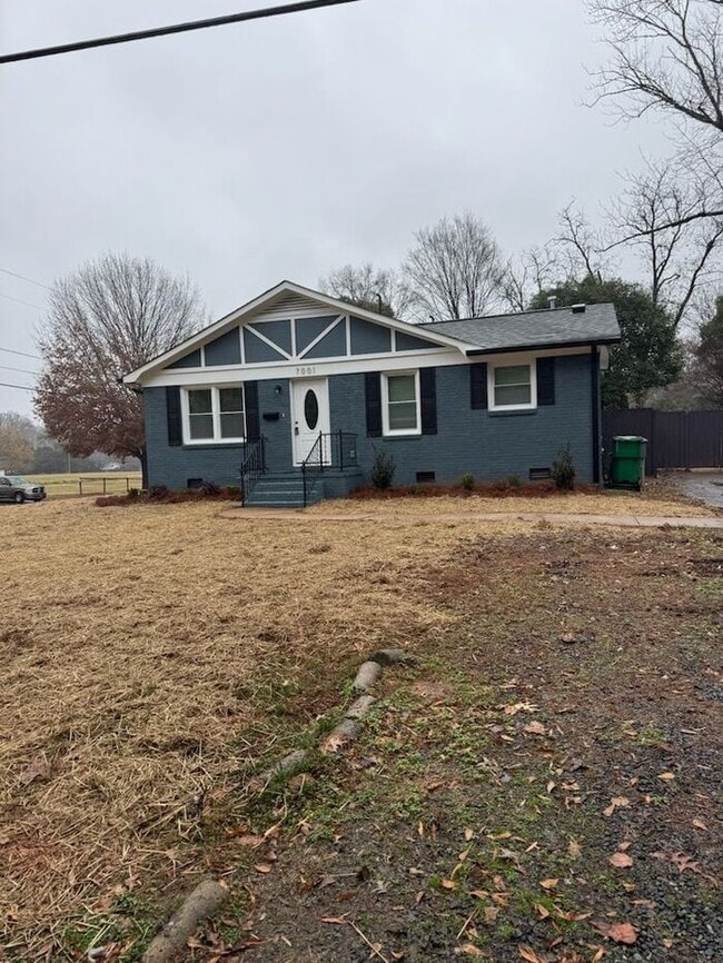 Building Photo - NEWLEY RENOVATED-This one won't last long! Schedule your tour today!