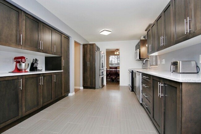 Building Photo - 34884 High Dr
