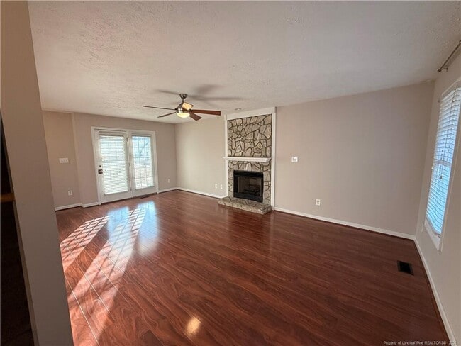 Foto del edificio - 2402 Larwood Dr