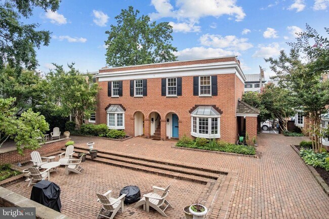 Building Photo - Spacious Old Town Retreat with Fireplace, Parking, and Prime Location!