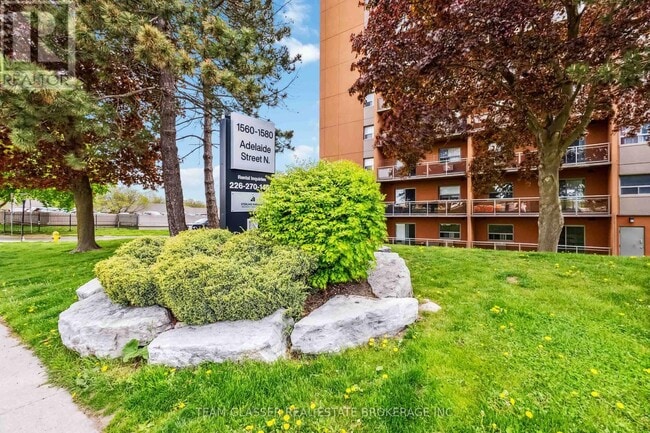 Photo du bâtiment - 1580-1580 Adelaide St N
