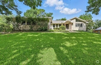 Building Photo - 4213 Village Green Dr