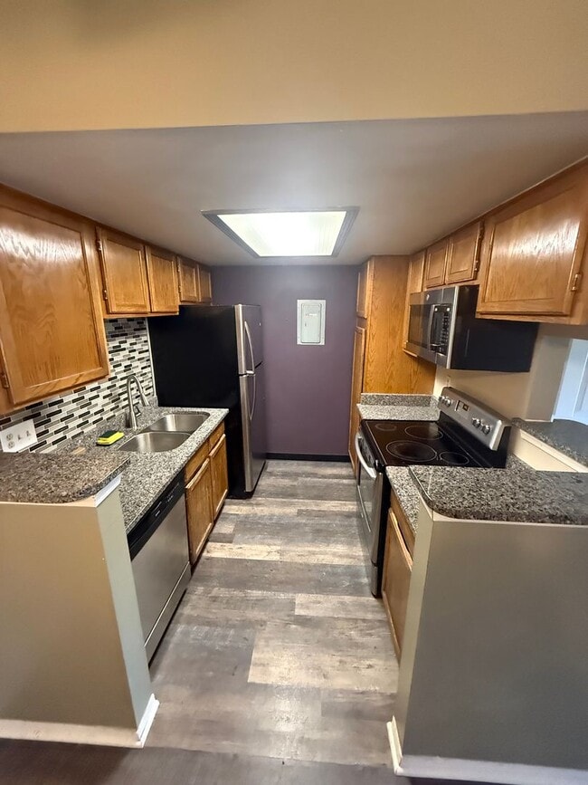 Building Photo - Updated first-floor condo - 1 bed 1 bath