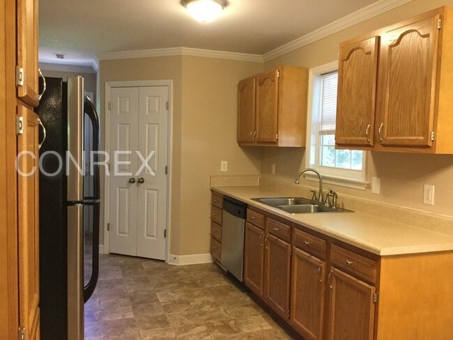 Building Photo - Adorable 3 Bedroom Home