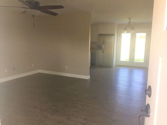 Building Photo - 632 W Aspen Dr