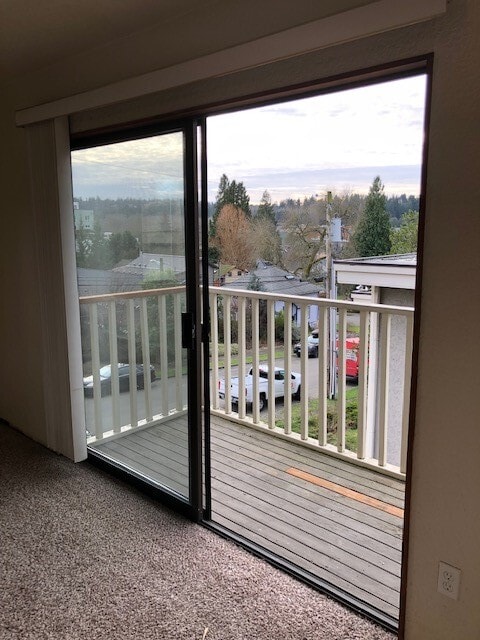 Mater Bed deck with SW views to Dtown Bothell - 10320 NE 186th St