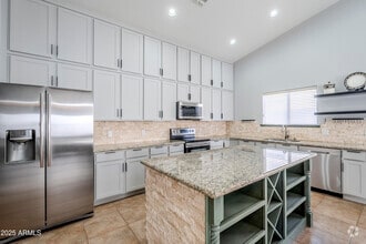Building Photo - 3121 E Hackamore St