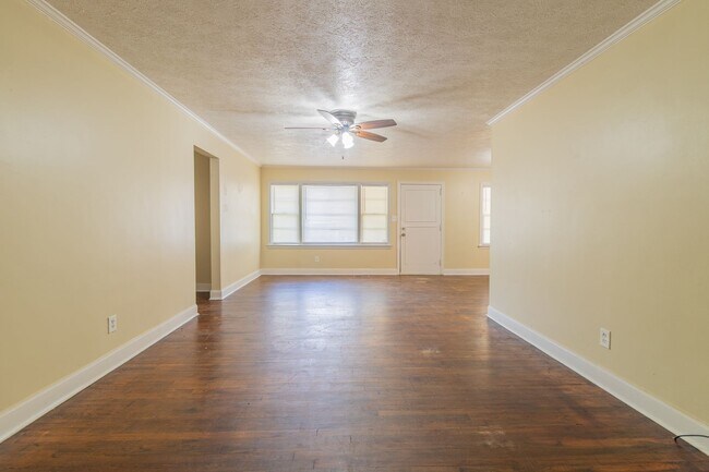 Building Photo - Conveniently located Midtown home - near h...