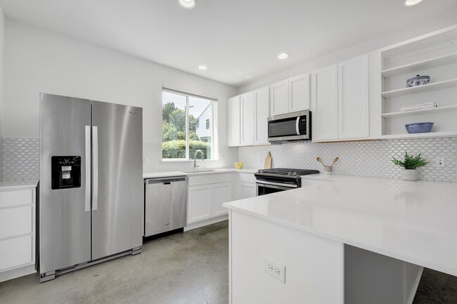 Building Photo - 705 705 N Bluff Dr