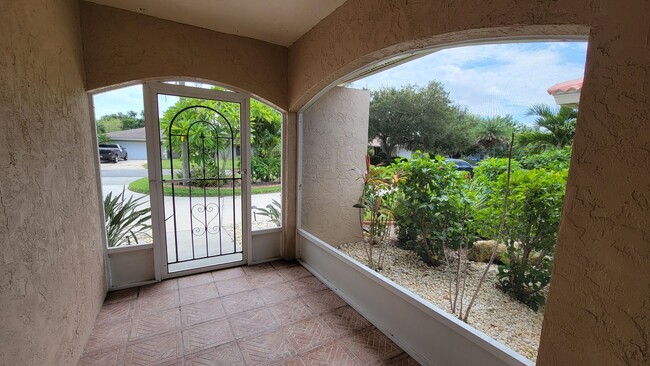 Foto del edificio - Pristine Pool Home - 3 bed/ 2 bath/ 2 car ...