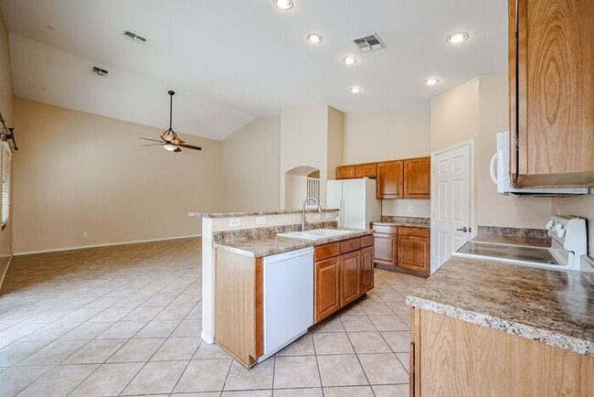 Foto del edificio - BEAUTIFUL 4 BEDROOM, 2.5 BATH WITH A POOL IN THE HEART OF GILBERT