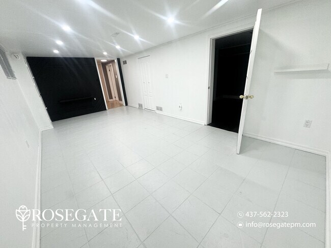 Photo du bâtiment - All-Inclusive 1-Bedroom Basement Apartment with Parking in Mississauga