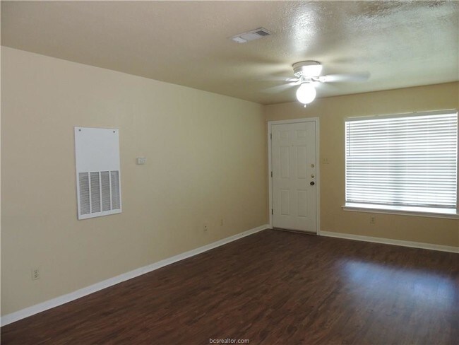 Foto del edificio - 1811 Woodsman Dr