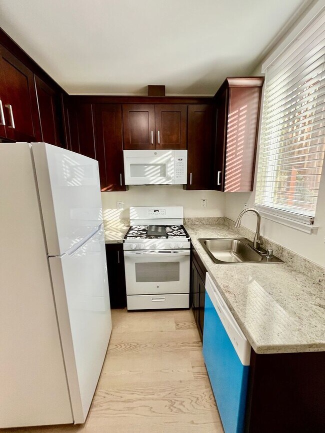 Foto del edificio - SPECTACULAR, COMPLETELY RENOVATED 2 BED/1 BATH FULLY!!!
