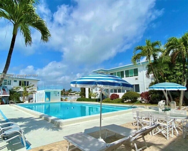 Foto del edificio - 4710 Pine Tree Dr