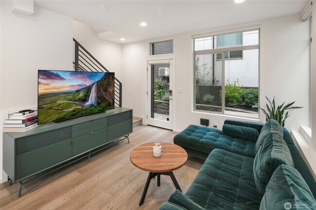 Foto del edificio - Modern 3-Bedroom Townhouse with Rooftop Deck & Parking | Seattle