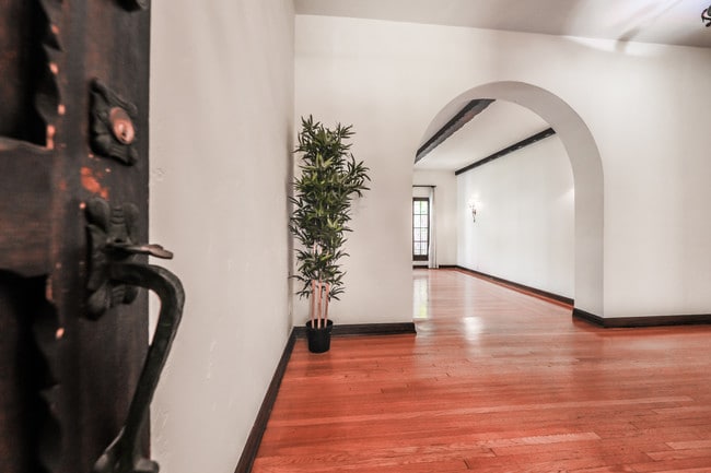 Entrada - 141 N Orange Dr