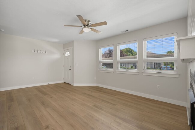 Foto del edificio - UPDATED 2BD/2BA TOWNHOME WITH POOL!