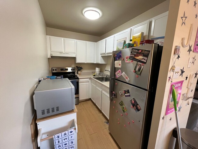 Building Photo - Large 1 BR Condo Available 08/06/2024! Gre...