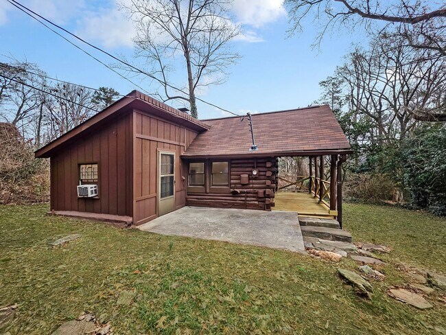 Foto del edificio - Hidden Gem: Adorable 1BR Cabin in Druid Hills