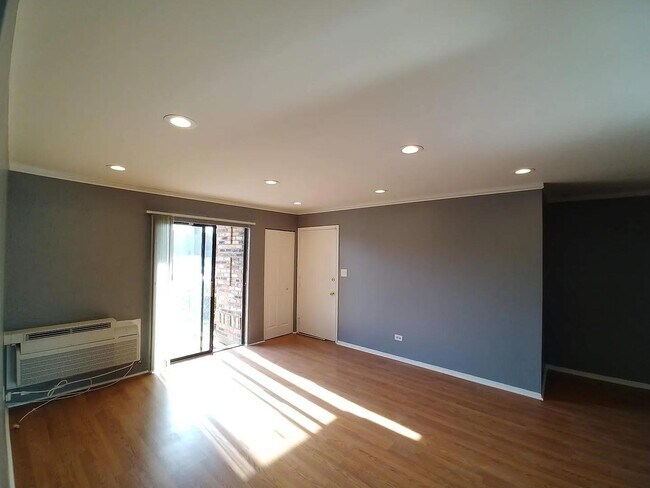 Sala de estar - 2245 Nichols Rd
