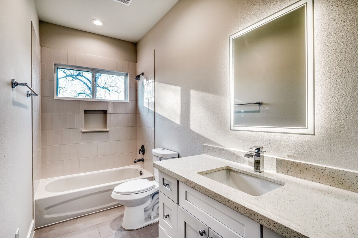 Building Photo - 833 Dorchester St