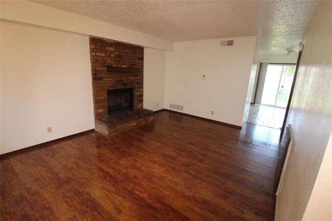 Building Photo - 224 Skylark Ct